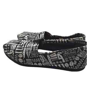 Toms Womens Sz 9 Classic Alpargata slip-on shoes black and white geometric
